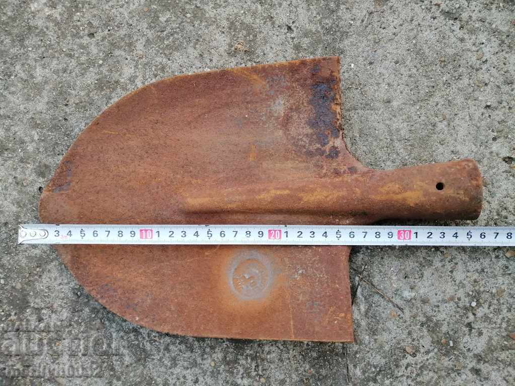 Auction  Straight shovel without sap with stamped wrought iron tool white