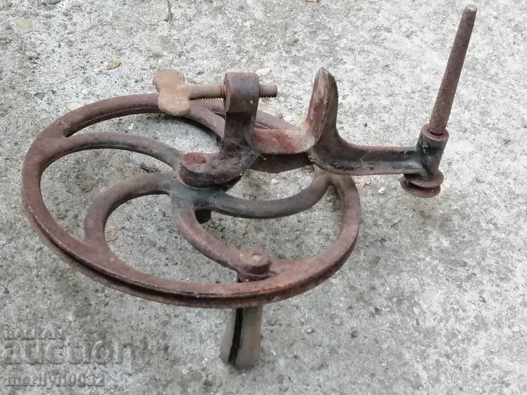 An old hand held sandpaper with a clamp grinder mechanism from the 20th century - 5 An old hand held sandpaper with a clamp grinder mechanism from the 20th century - 5