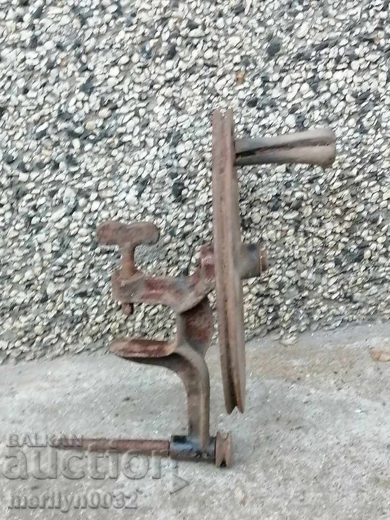 An old hand held sandpaper with a clamp grinder mechanism from the 20th century - 6 An old hand held sandpaper with a clamp grinder mechanism from the 20th century - 6