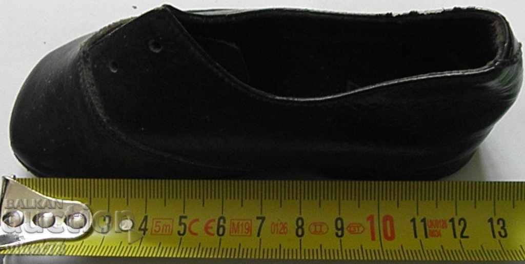 Delivery of old small patent leather shoes Delivery of old small patent leather shoes