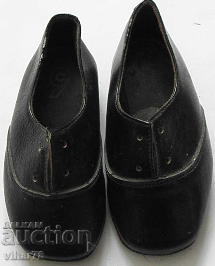 παλιά μικρά παπούτσια δερμάτινων ειδών