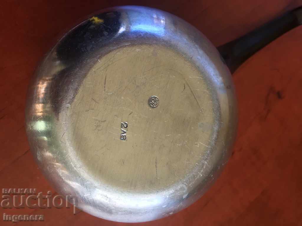 IBRIC VECHI DIN METAL ȘI BACHELITĂ cu preț € 2.70 | 5.28 BGN