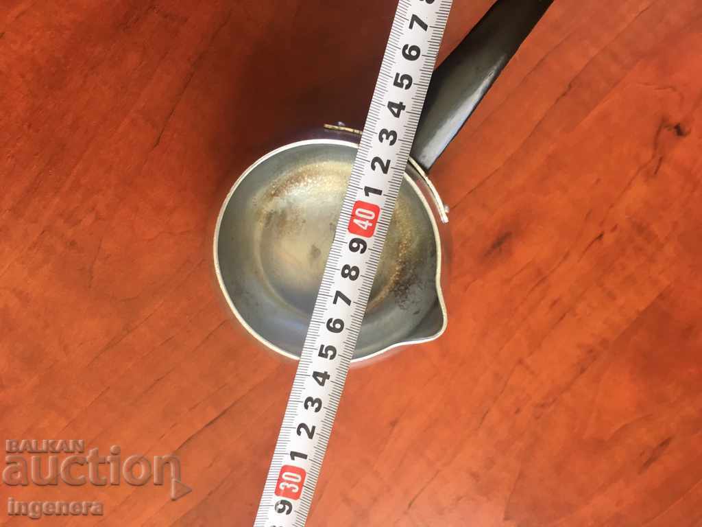 Licitație IBRIC VECHI DIN METAL ȘI BACHELITĂ