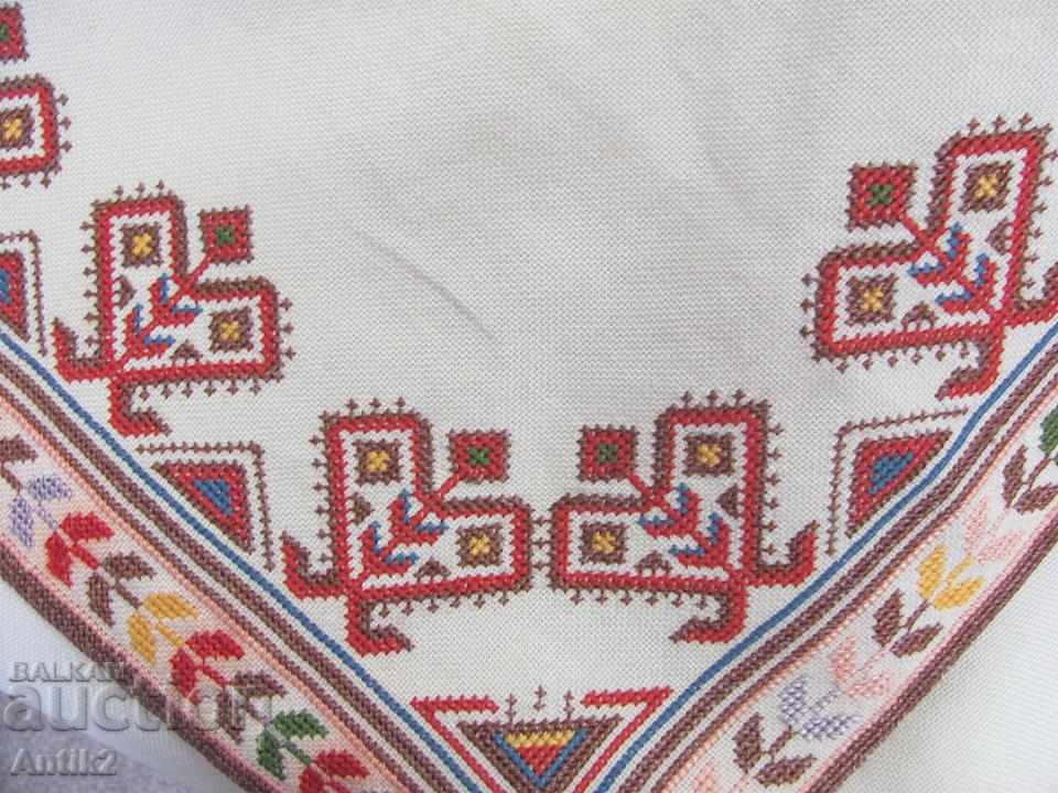 Delivery of Old hand embroidery big tablecloth Delivery of Old hand embroidery big tablecloth