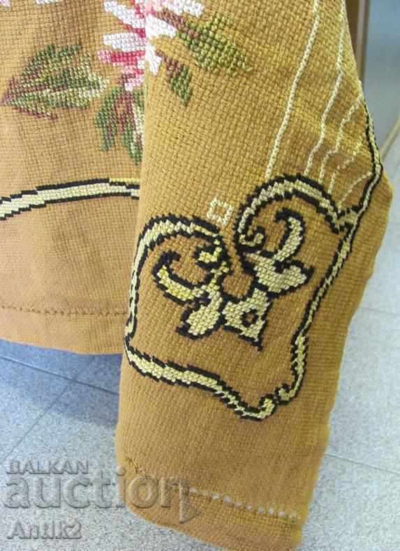 Delivery of 1950s Hand embroidered Tablecloth Delivery of 1950s Hand embroidered Tablecloth