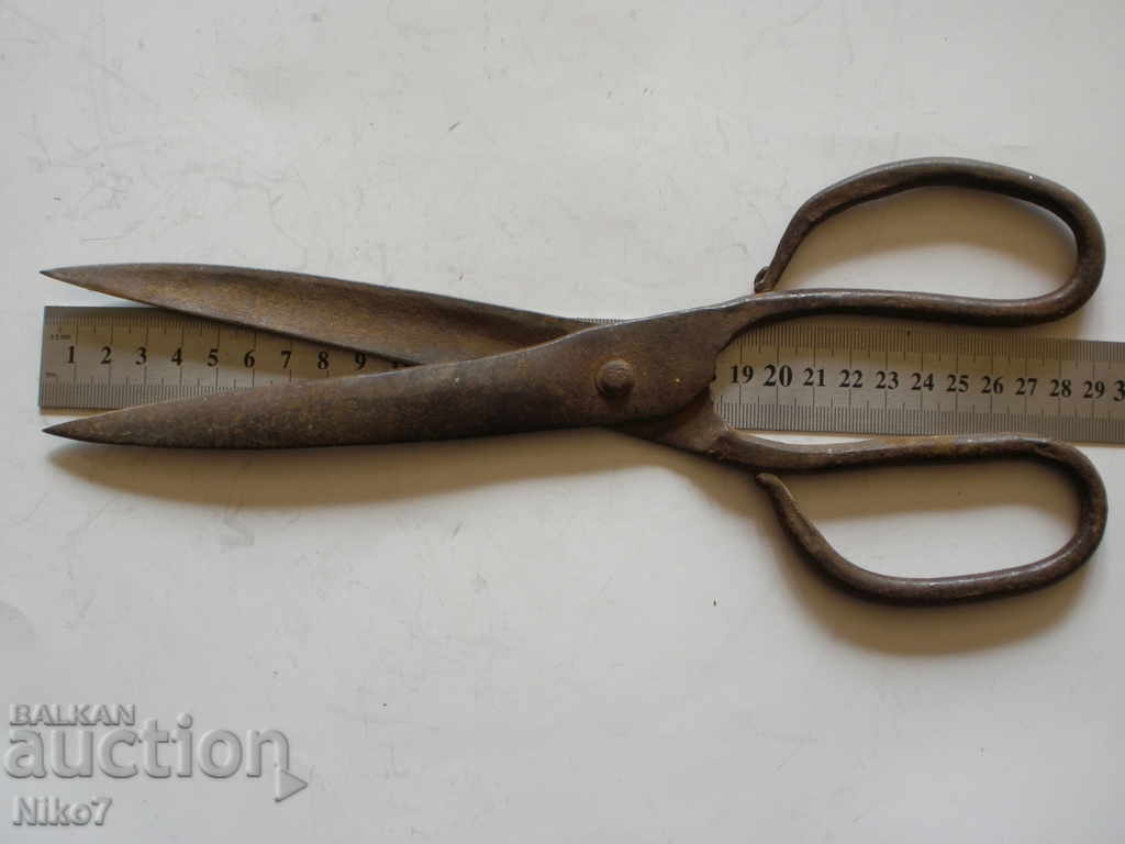 Δημοπρασία Παλιό, τεράστιο, σφυρηλατημένο στο χέρι ψαλίδι. Δημοπρασία Παλιό, τεράστιο, σφυρηλατημένο στο χέρι ψαλίδι.