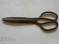 Παλιό, τεράστιο, σφυρηλατημένο στο χέρι ψαλίδι.