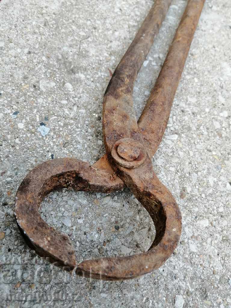 Auction Old forging pliers, wrought iron, a keradene tool Auction Old forging pliers, wrought iron, a keradene tool