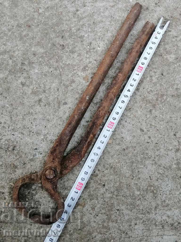 Delivery of Old forging pliers, wrought iron, a keradene tool Delivery of Old forging pliers, wrought iron, a keradene tool