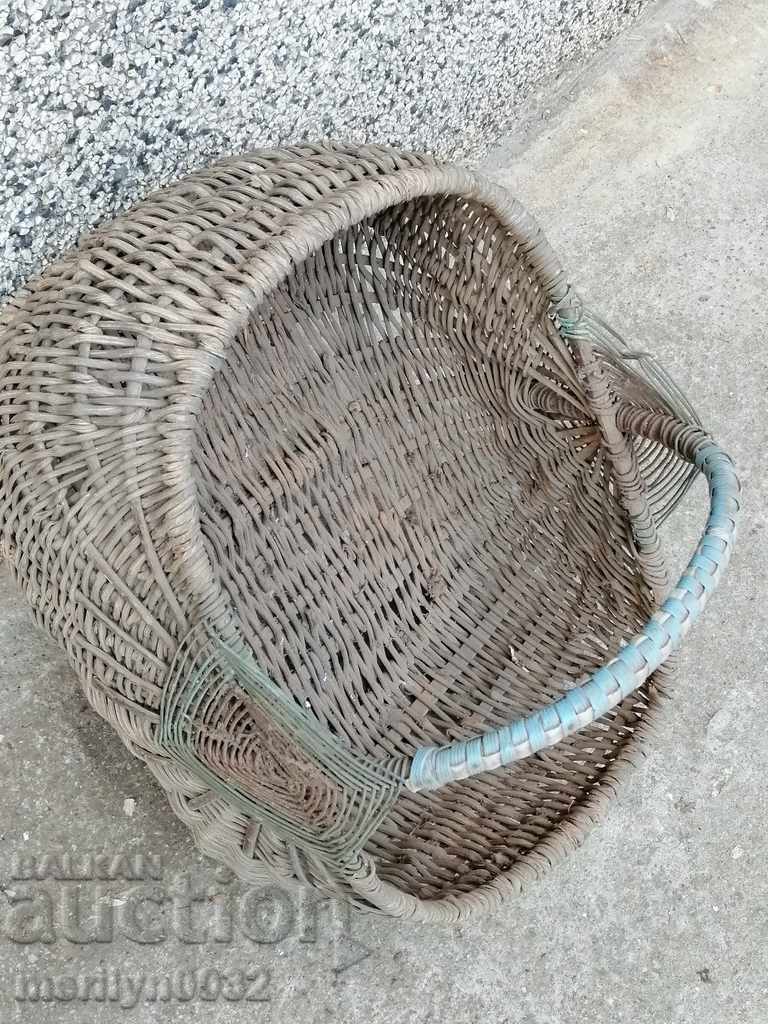 Delivery of Old knit basket, wooden Delivery of Old knit basket, wooden