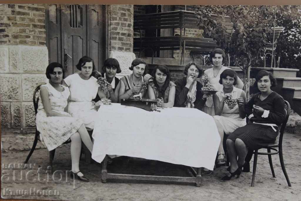. 1929 OLD PHOTO OF ARMENIAN GIRLS BULGARIA ARMENIA HOUSE