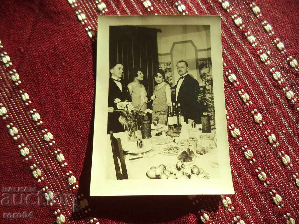 VECHI FOTOGRAFII - ARISTOCRATE - TABLA DE PASTE VECHI FOTOGRAFII - ARISTOCRATE - TABLA DE PASTE