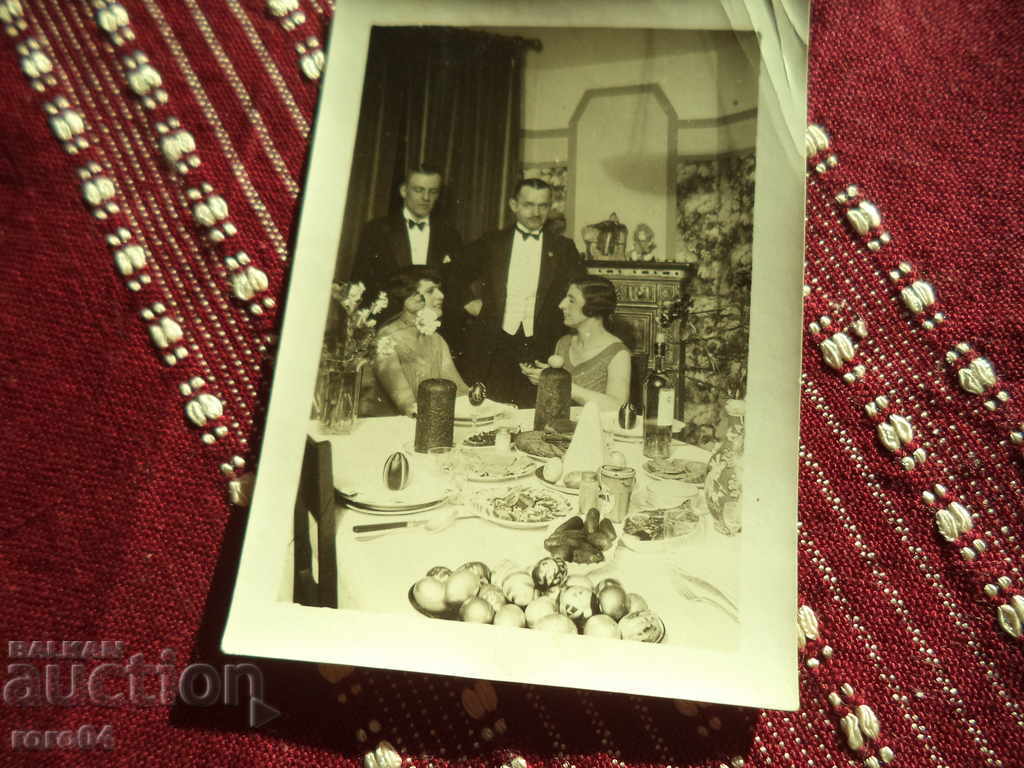 Delivery of OLD PHOTOS - THE ARISTOCRATES - EASTER TABLE Delivery of OLD PHOTOS - THE ARISTOCRATES - EASTER TABLE