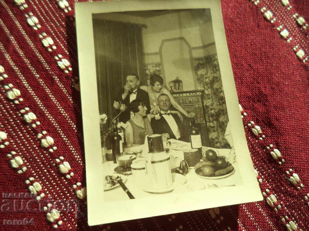 Delivery of OLD PHOTOS - THE ARISTOCRATES - EASTER TABLE Delivery of OLD PHOTOS - THE ARISTOCRATES - EASTER TABLE