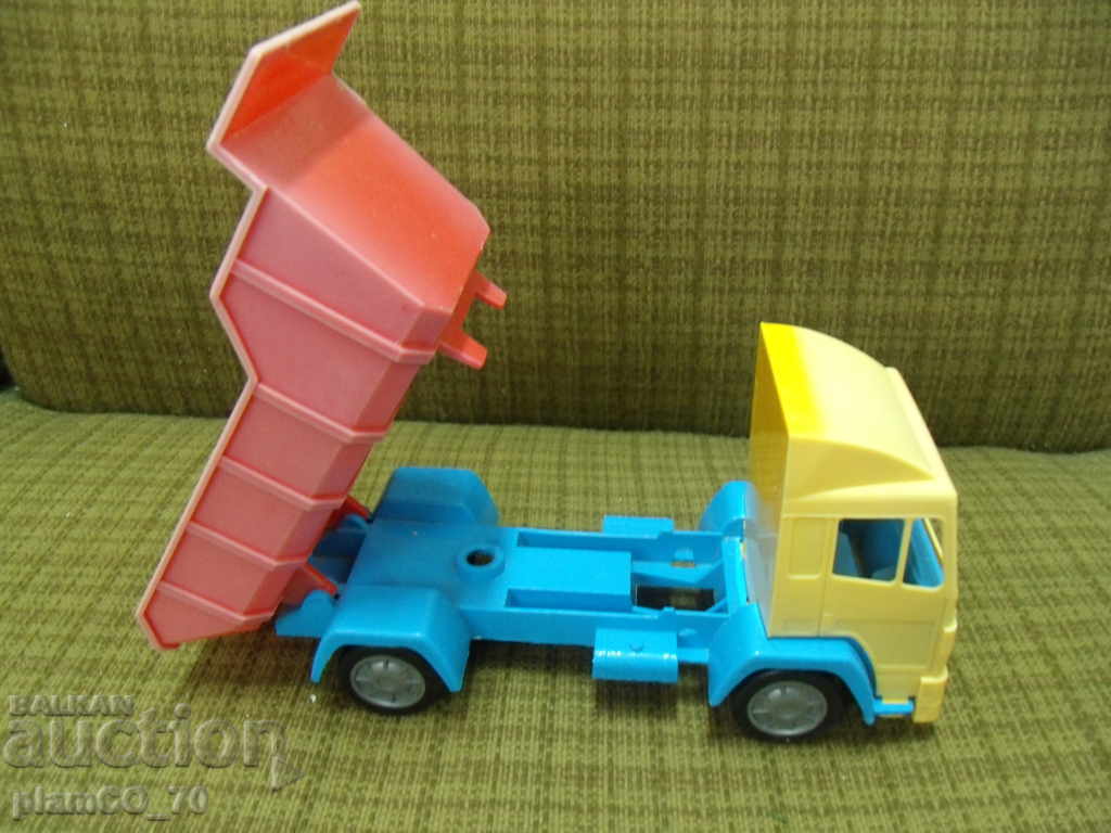 Auction No. * 3871 old plastic toy truck Auction No. * 3871 old plastic toy truck