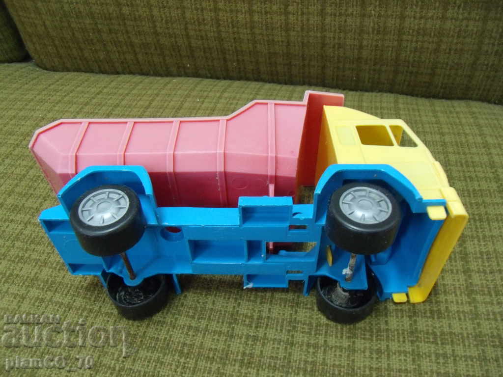 No. * 3871 old plastic toy truck - 6 No. * 3871 old plastic toy truck - 6