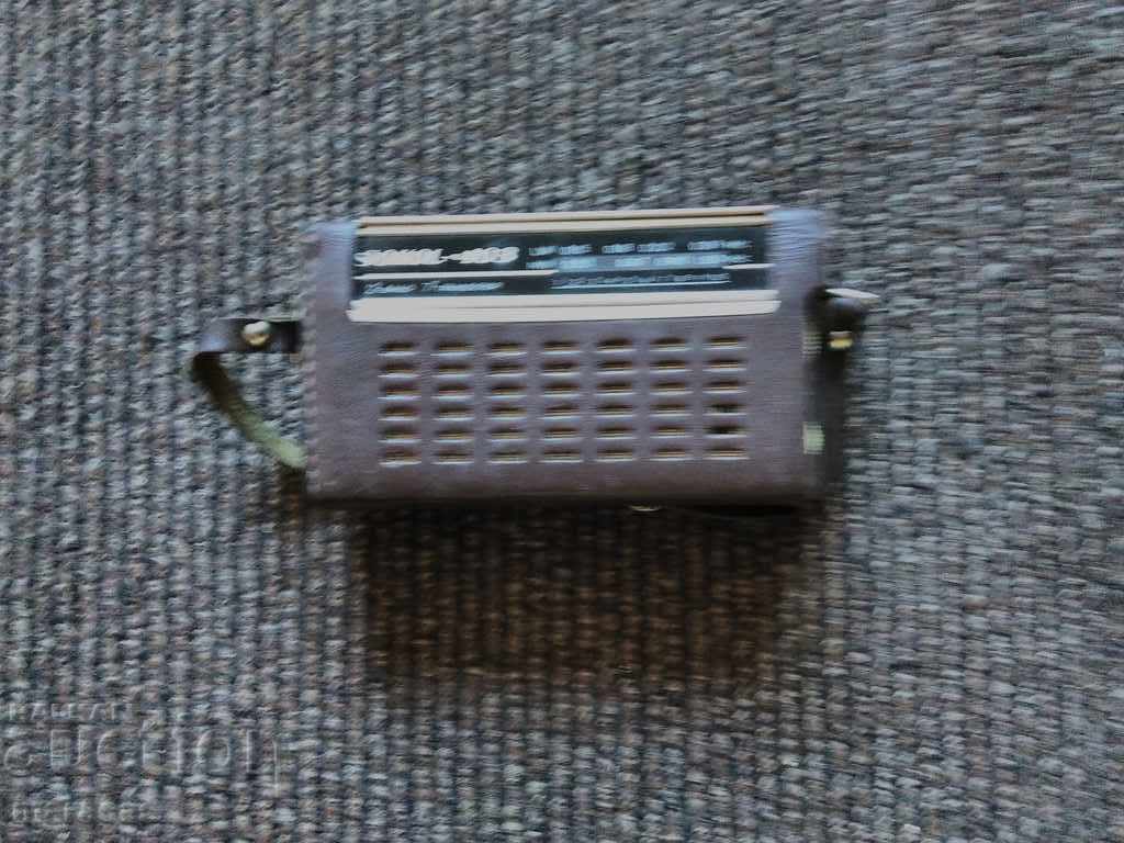 Стар мини радио апарат
