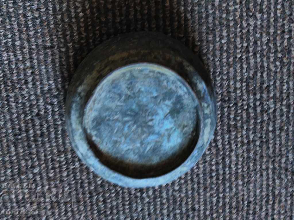 Vas vechi din cupru forjat Vas vechi din cupru forjat