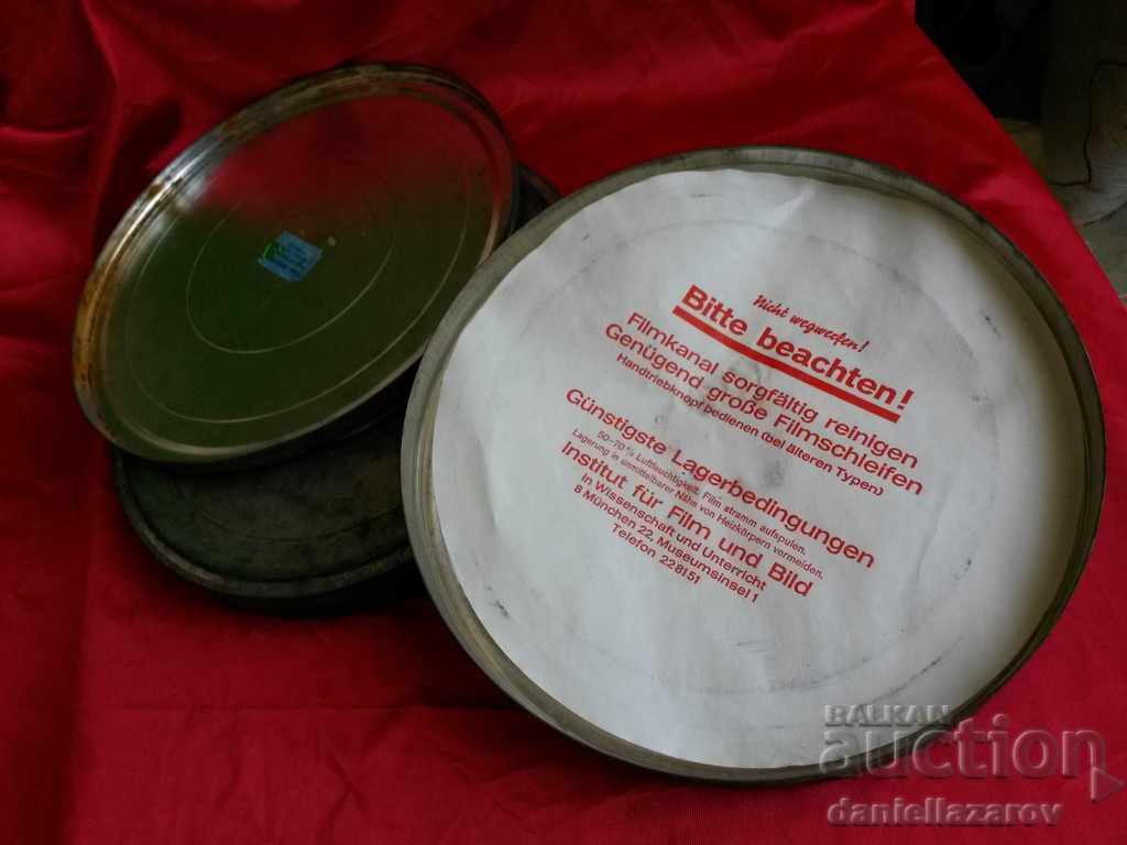 Licitație Cutii vechi de staniu pentru casete de cinema