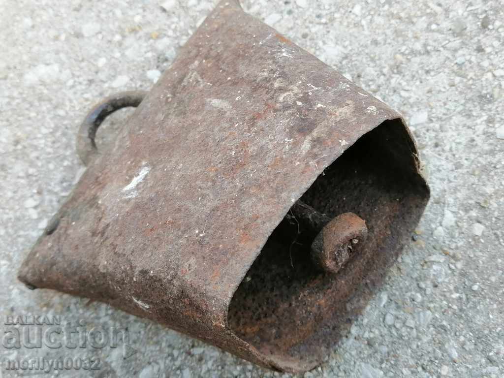 Auction  Old clapper, chan, tumbler bell