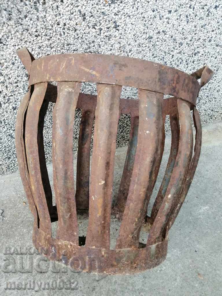 Coș metalic vechi pentru un coș de casă