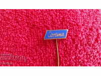 Παλιό μεταλλικό μπρούτζινο σήμα Cortina με καρφίτσα
