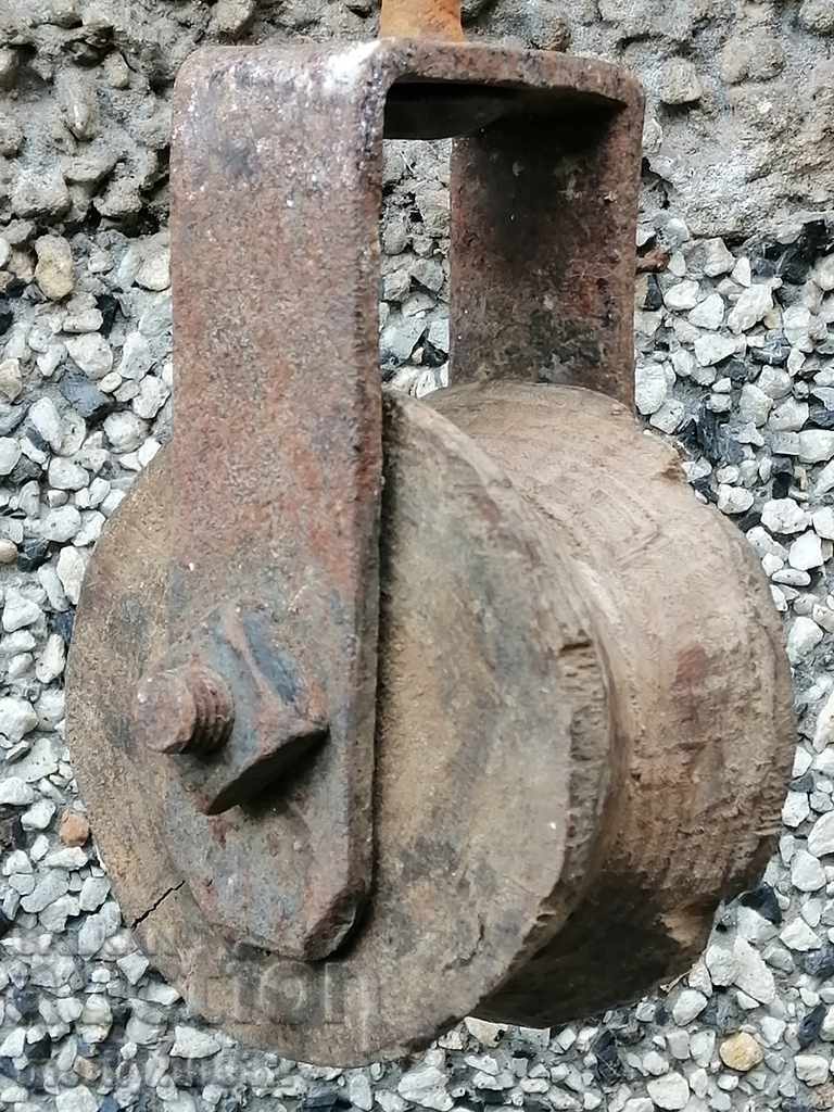 Scripete vechi din lemn, scripete, fier forjat cu preț 68.00 BGN | € 34.77 Scripete vechi din lemn, scripete, fier forjat cu preț 68.00 BGN | € 34.77