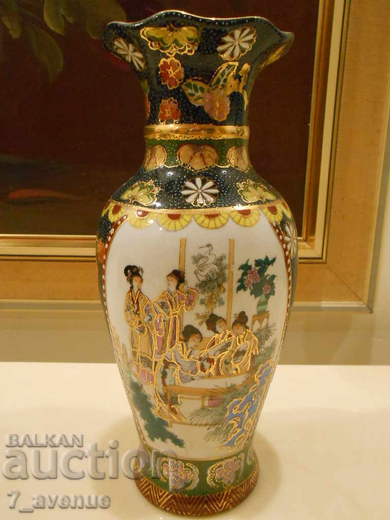 Vase - Chinese painted porcelain, decoration marked, 24 cm