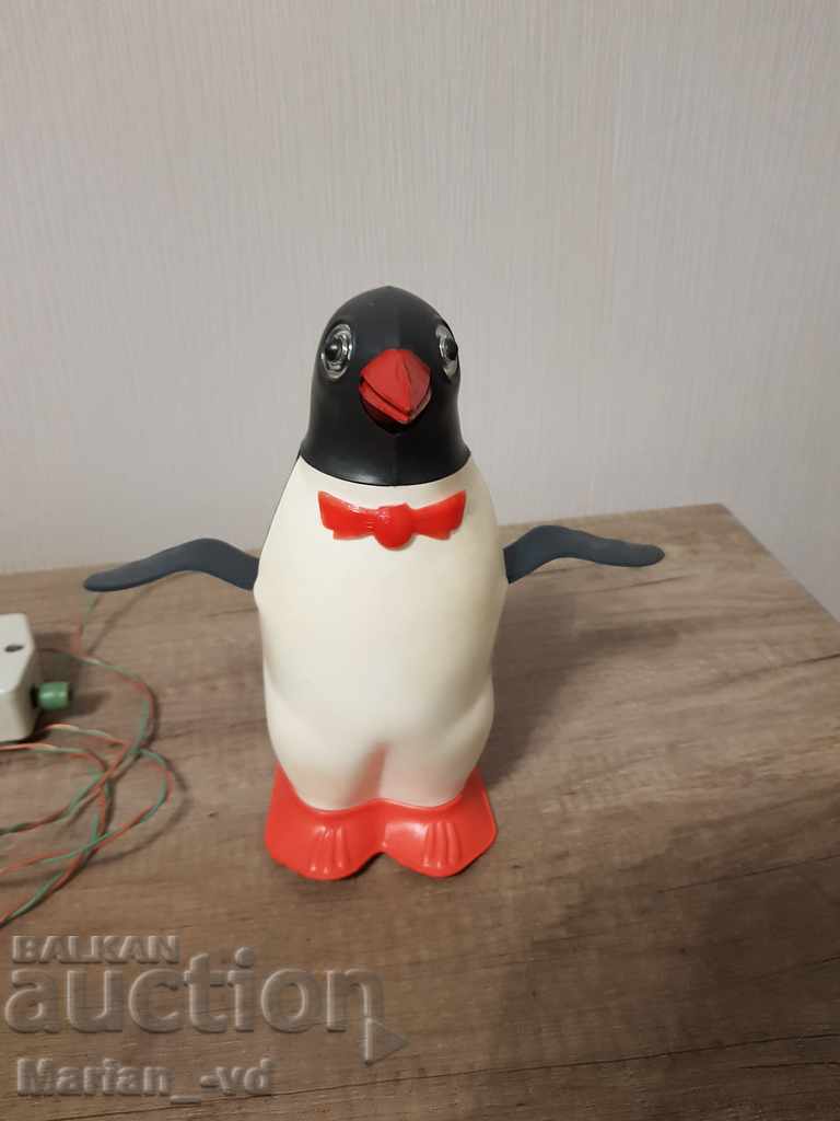 Pinguin vechi de jucărie