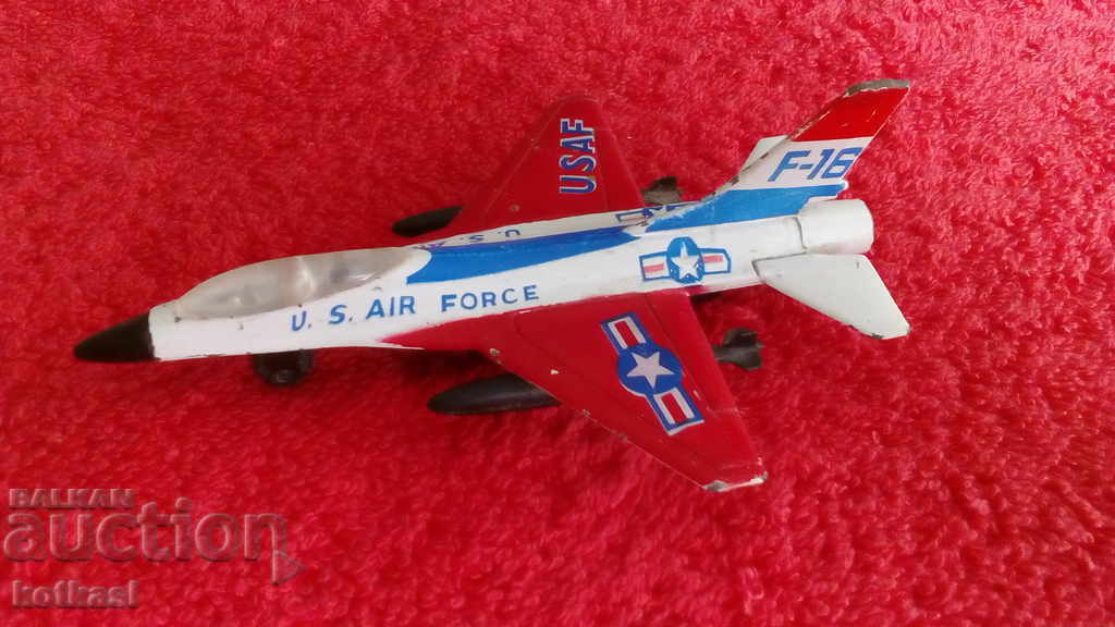 Vechi avion de luptă F-16 din metal masiv cu preț € 6.00 | 11.73 BGN Vechi avion de luptă F-16 din metal masiv cu preț € 6.00 | 11.73 BGN