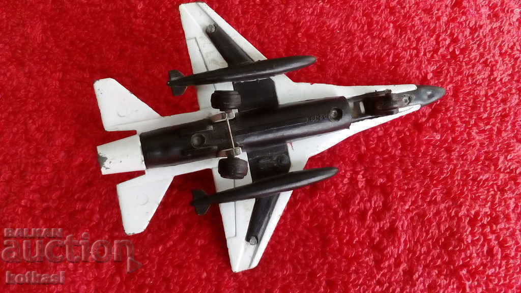 Livrarea Vechi avion de luptă F-16 din metal masiv Livrarea Vechi avion de luptă F-16 din metal masiv