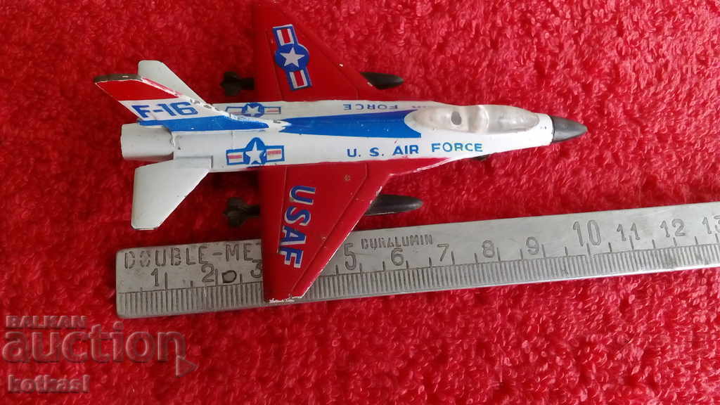 Vechi avion de luptă F-16 din metal masiv