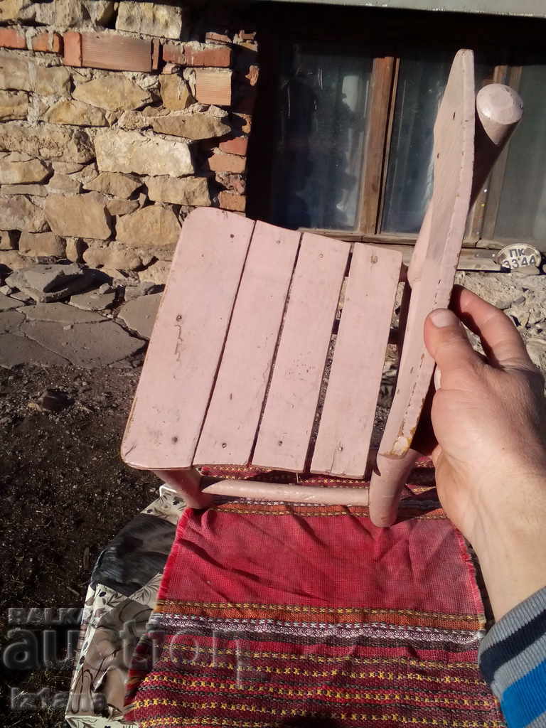 Delivery of Old children's chair, chair Delivery of Old children's chair, chair