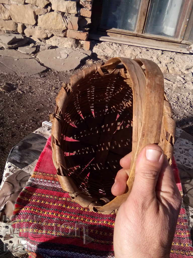 Auction An old basket Auction An old basket