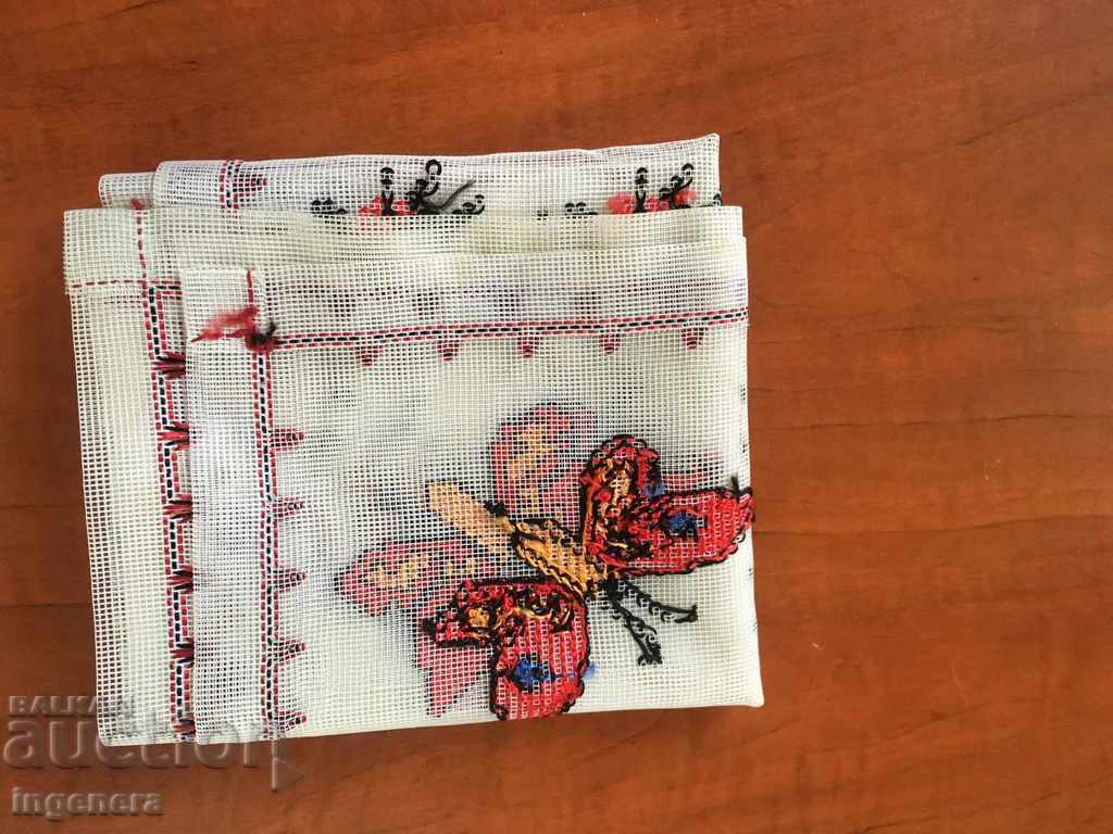 Delivery of SQUARE HAND SEWED TULLE-70 X 70 CM Delivery of SQUARE HAND SEWED TULLE-70 X 70 CM