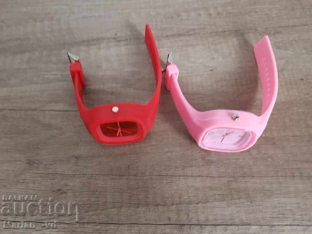 Two quartz clocks with price 10.00 BGN | € 5.11