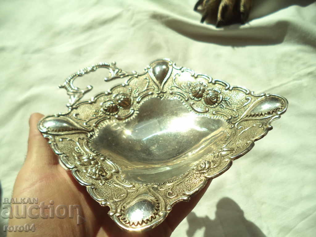 Auction BEAUTIFUL OLD NUTRITION COURT Auction BEAUTIFUL OLD NUTRITION COURT