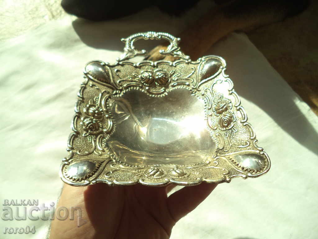 BEAUTIFUL OLD NUTRITION COURT - 7 BEAUTIFUL OLD NUTRITION COURT - 7