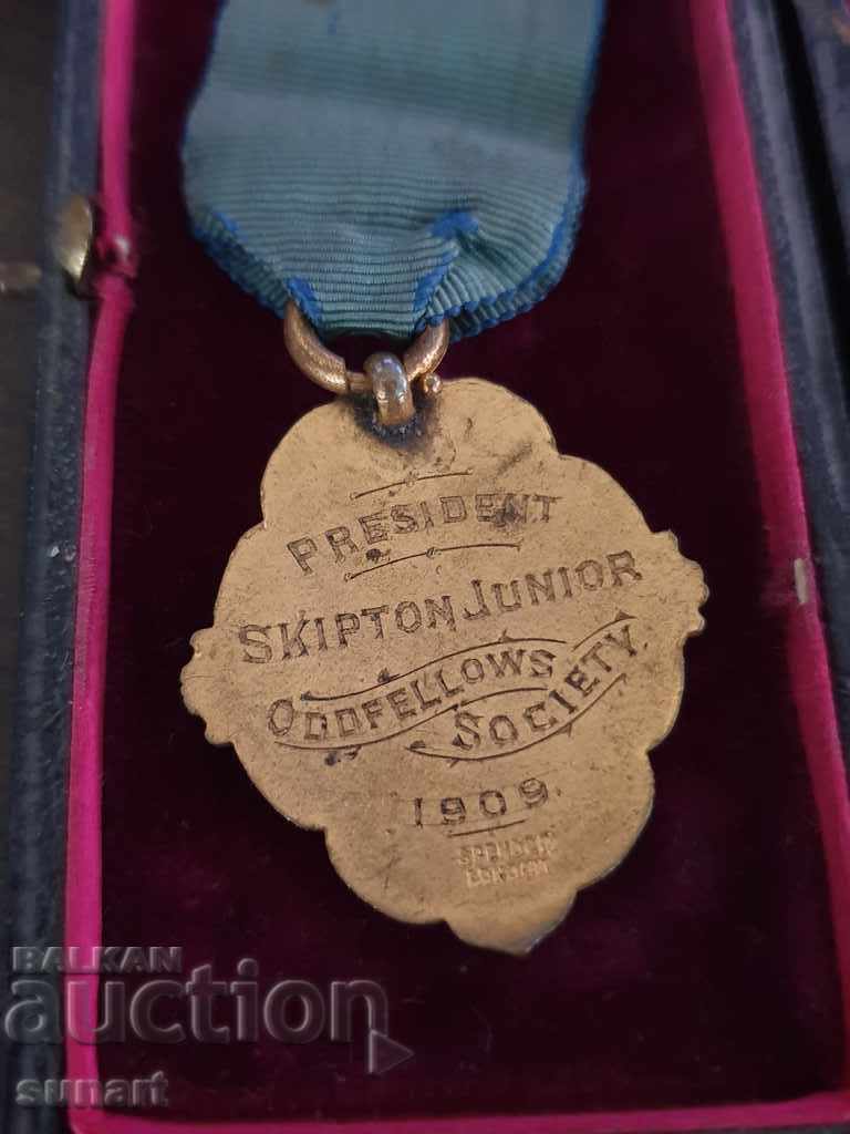 Auction  LOT OF 2 ANTIQUE ENGLISH MASONIC ORDER MEDALS 1909 AND 1934