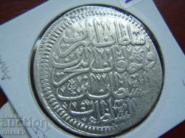 Livrarea 1 Zolota 1703 (AH1115-43/AD1703-30) Turcia (Ahmed III) 2- XF Livrarea 1 Zolota 1703 (AH1115-43/AD1703-30) Turcia (Ahmed III) 2- XF