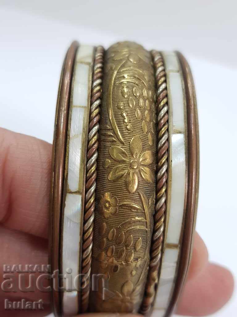 Auction  Old bracelet and mother-of-pearl ornaments vintage bracelet