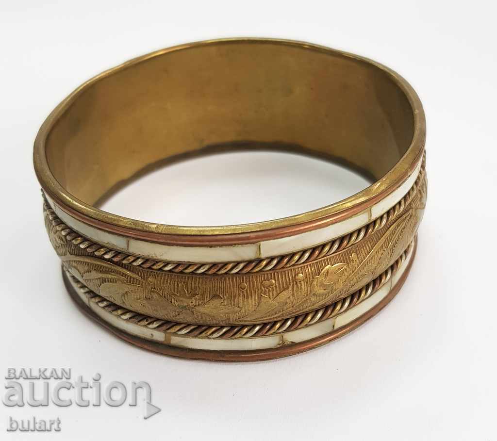 Brățară veche cu ornamente și brățară vintage de perle cu preț 50.00 BGN | € 25.56