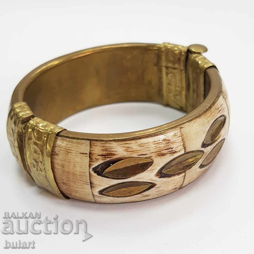 Frumos bratara veche ornamentata bratara vintage cu preț 50.00 BGN | € 25.56 Frumos bratara veche ornamentata bratara vintage cu preț 50.00 BGN | € 25.56