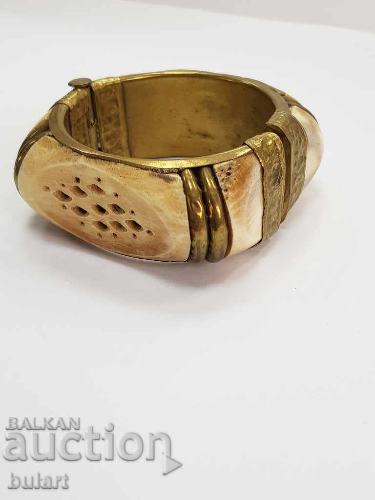 Beautiful old bracelet ornamented vintage bracelet with price 50.00 BGN | € 25.56 Beautiful old bracelet ornamented vintage bracelet with price 50.00 BGN | € 25.56