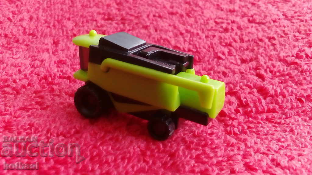 Delivery of Small Plastic Combine Harvester Model Delivery of Small Plastic Combine Harvester Model