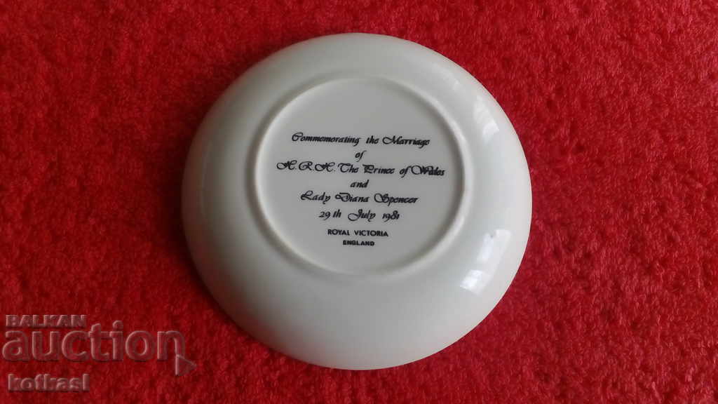 Delivery of Old porcelain plate ROYAL VICTORIA ENGLAND 1981 Delivery of Old porcelain plate ROYAL VICTORIA ENGLAND 1981