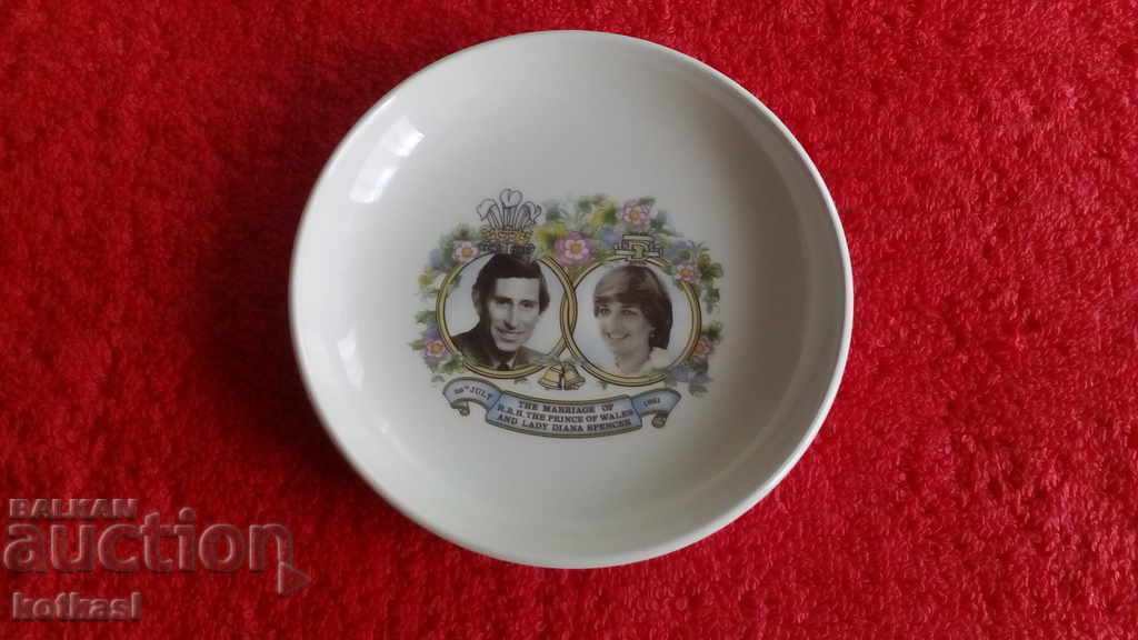 Old porcelain plate ROYAL VICTORIA ENGLAND 1981
