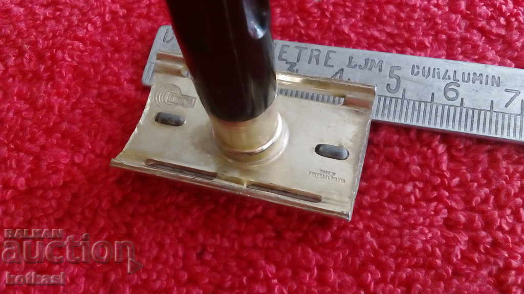 An old razor with price 10.50 BGN | € 5.37 An old razor with price 10.50 BGN | € 5.37