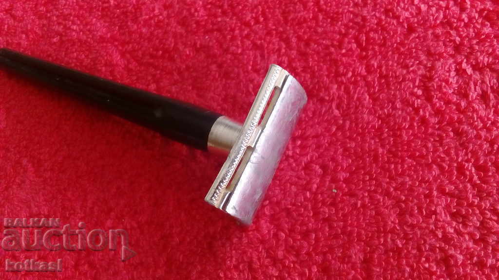 Delivery of An old razor Delivery of An old razor