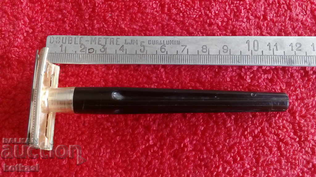 An old razor An old razor